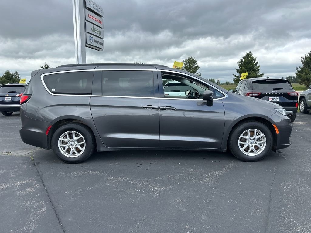 Used 2022 Chrysler Pacifica Touring L