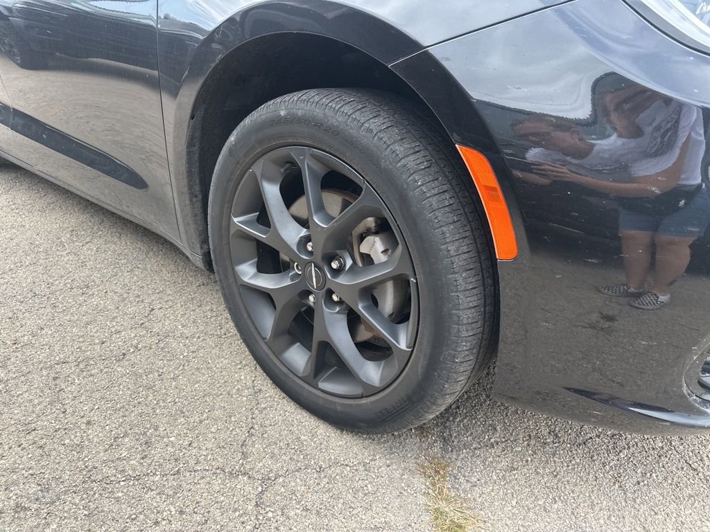 2023 Chrysler Pacifica Touring L photo 3