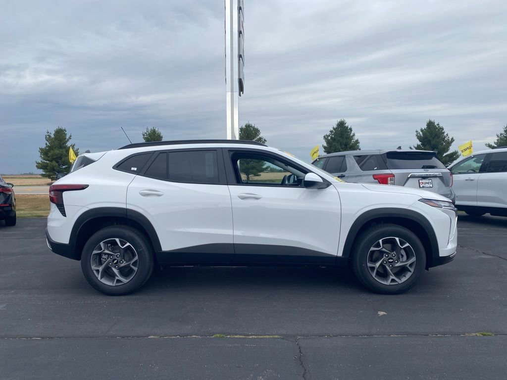 2025 Chevrolet Trax LT photo 3