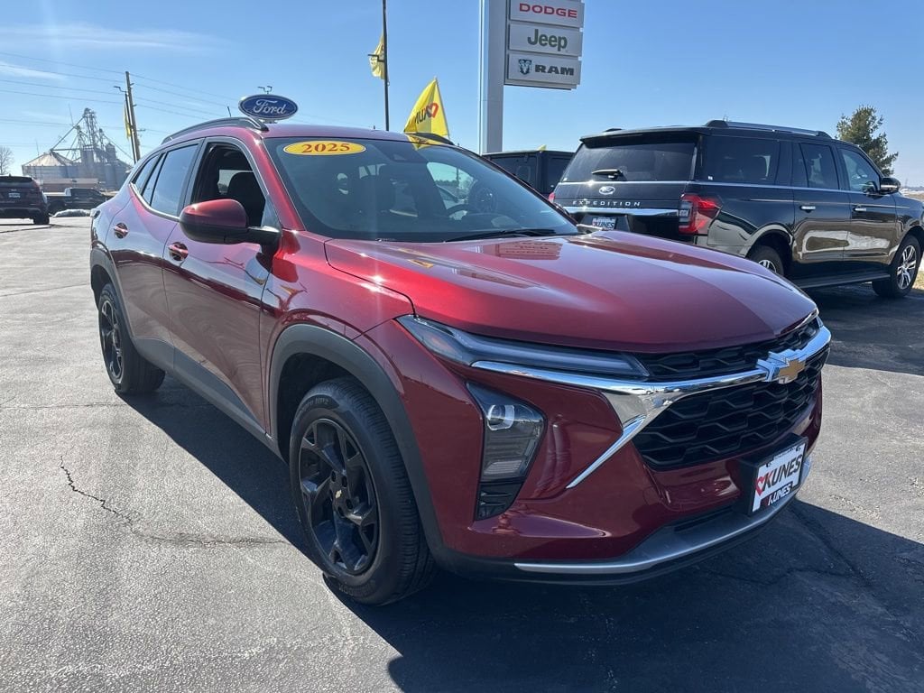 Used 2025 Chevrolet Trax LT SUV