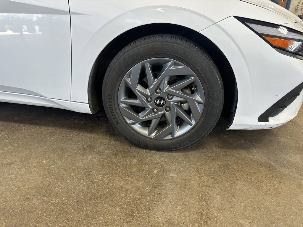 2024 Hyundai Elantra SEL photo 3