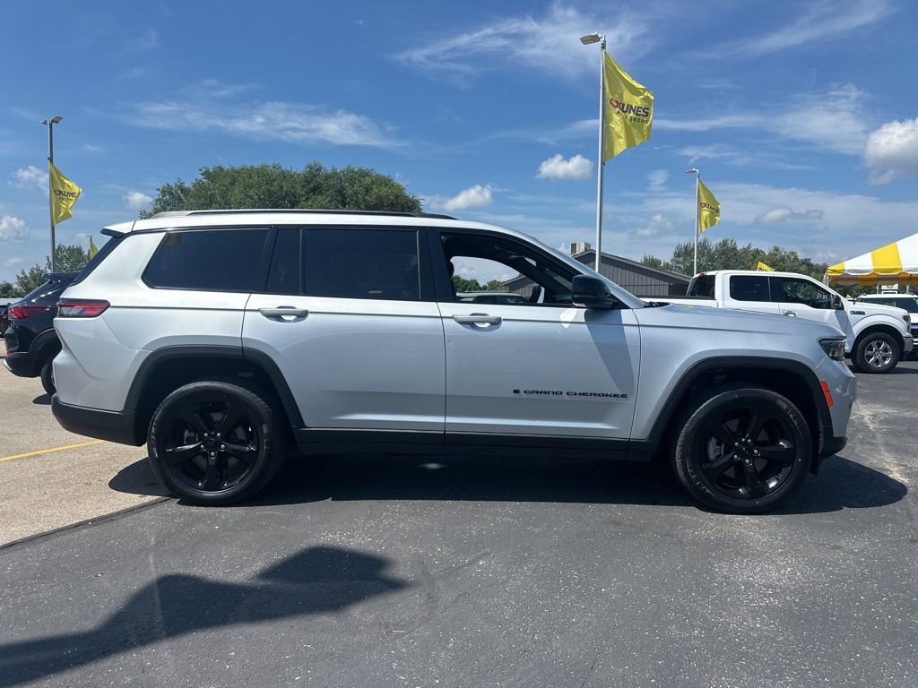 2023 Jeep Grand Cherokee Altitude photo 2