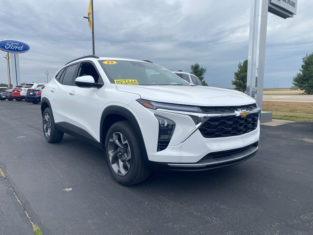 2025 Chevrolet Trax LT photo 2