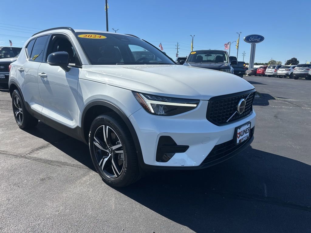 2024 Volvo XC40 Core photo 2