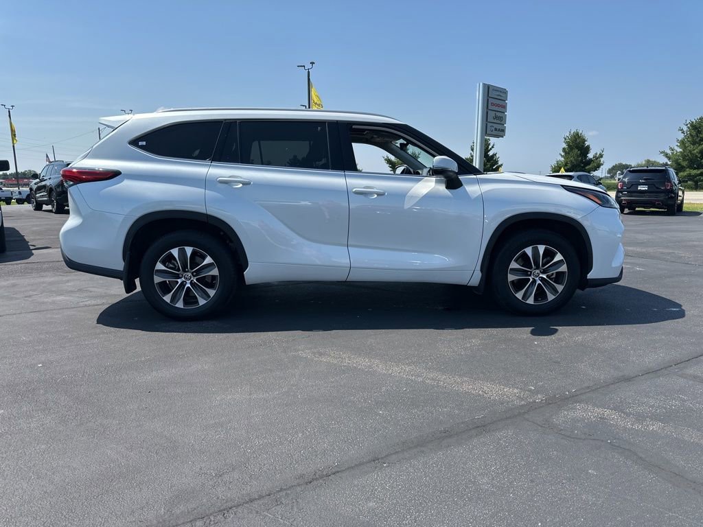 2022 Toyota Highlander XLE photo 3