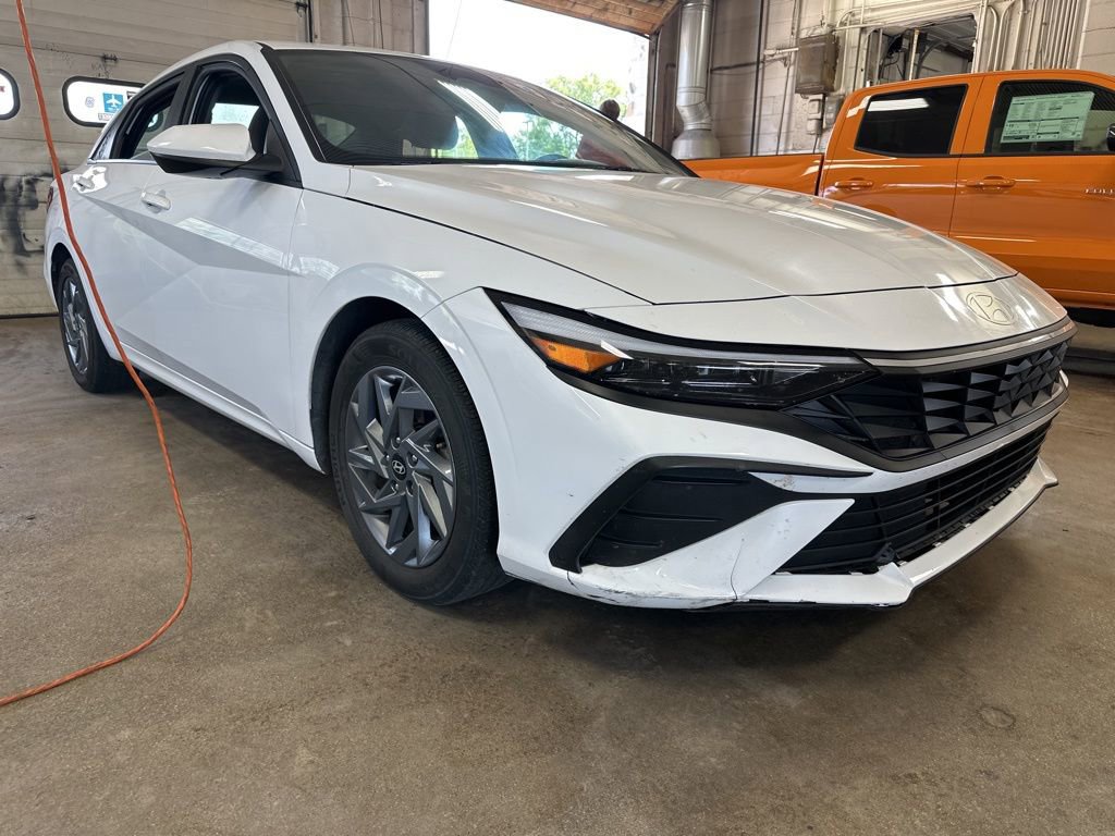 2024 Hyundai Elantra SEL photo 2