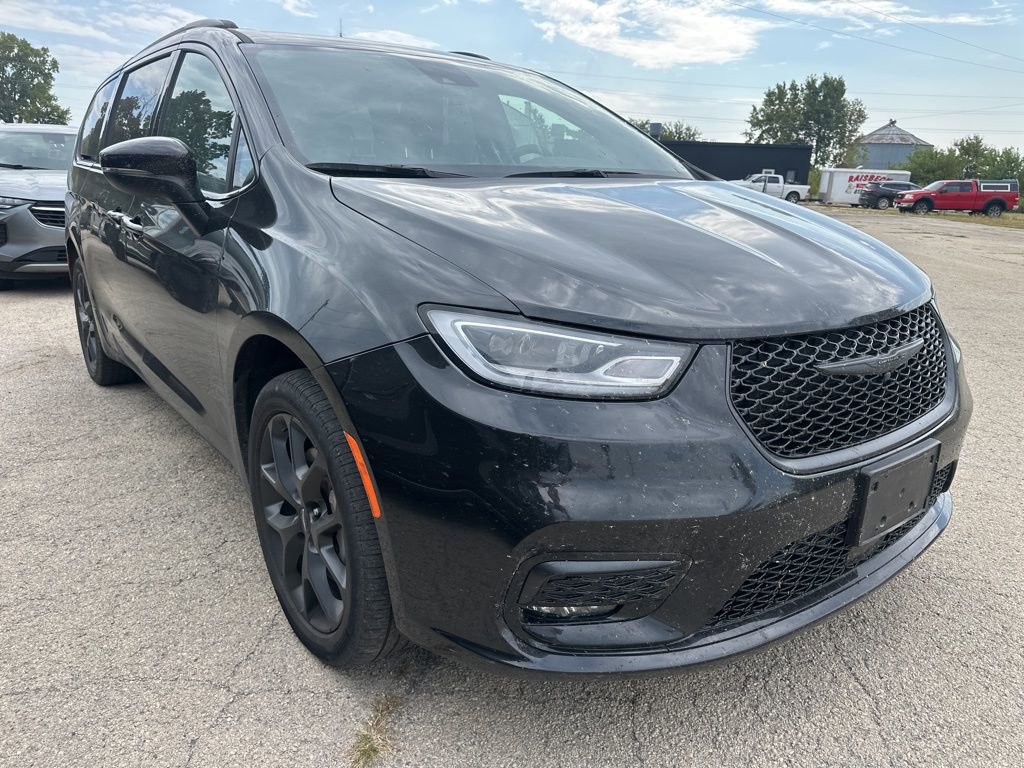 2023 Chrysler Pacifica Touring L photo 2