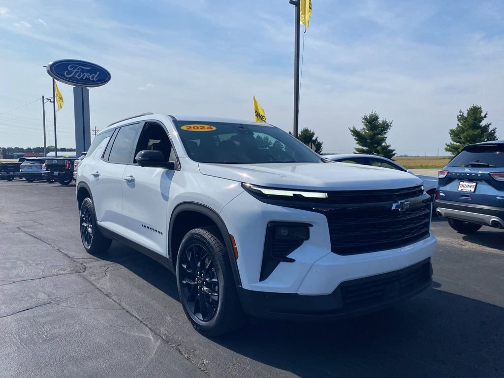 2025 Chevrolet Traverse 2LT photo 2