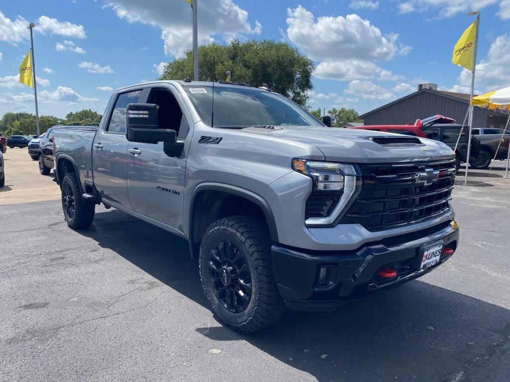 2025 Chevrolet Silverado 2500HD LT photo 2