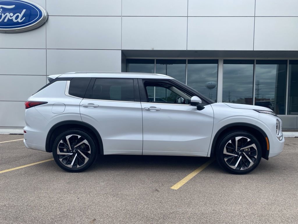 2023 Mitsubishi Outlander SEL photo 2