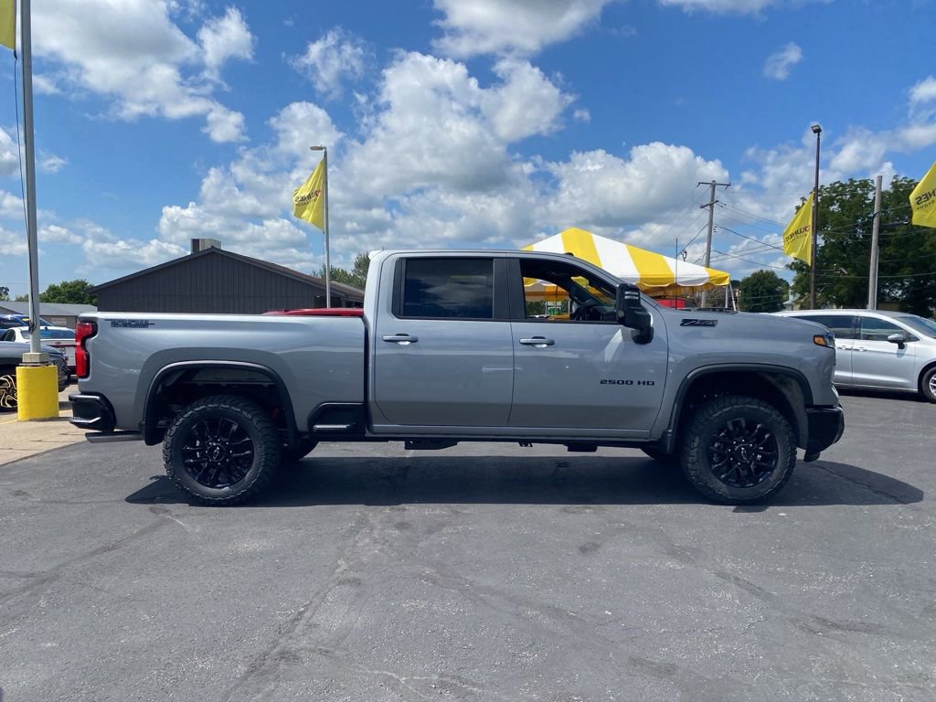 2025 Chevrolet Silverado 2500HD LT photo 3