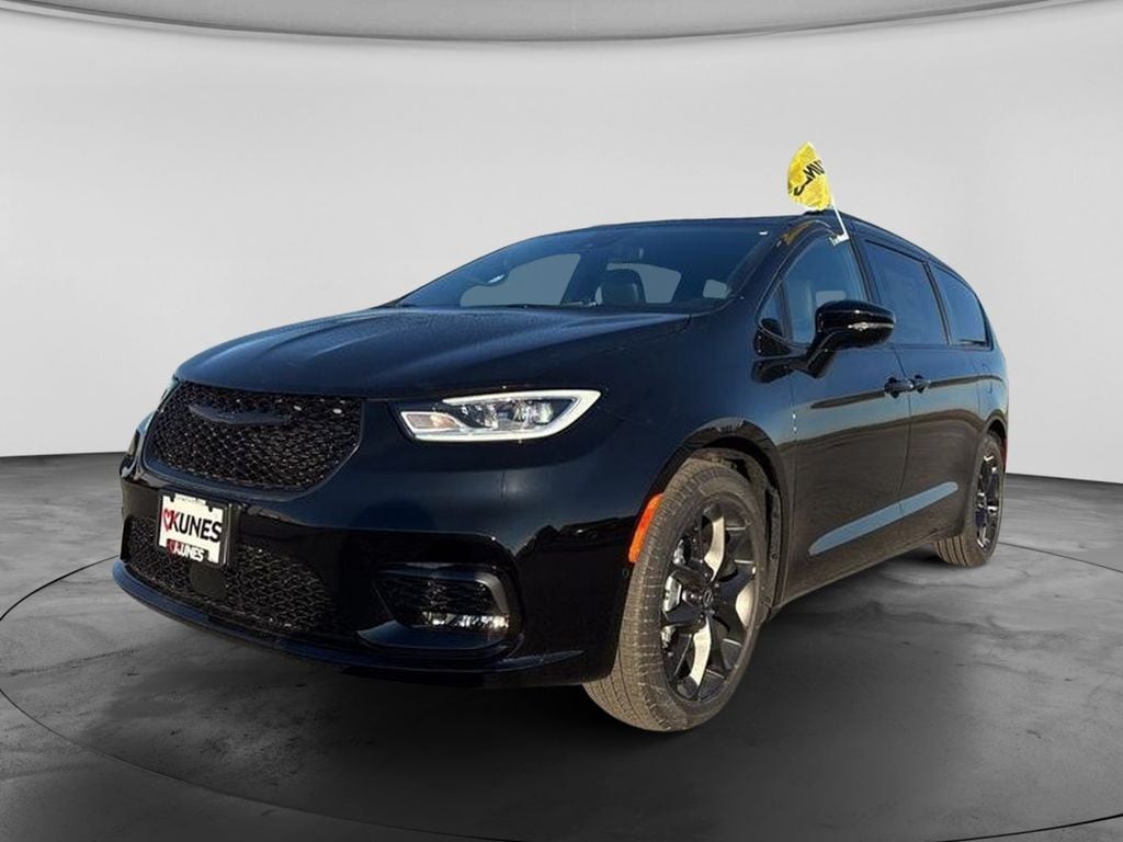 New 2026 Chrysler Pacifica Limited Passenger Van