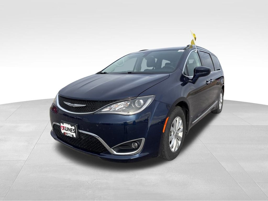 2018 Chrysler Pacifica Touring Plus photo 2