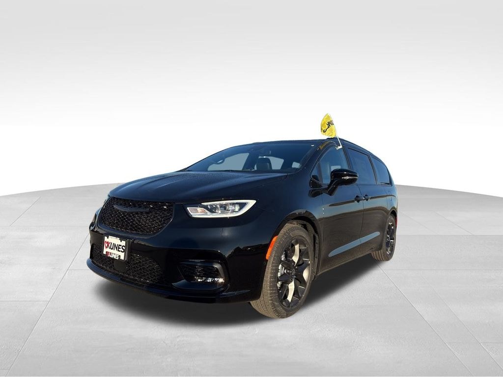 New 2026 Chrysler Pacifica Limited Passenger Van