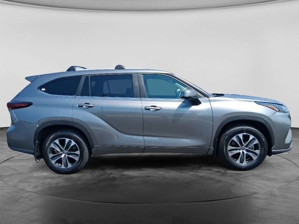 Used 2025 Toyota Highlander XLE SUV