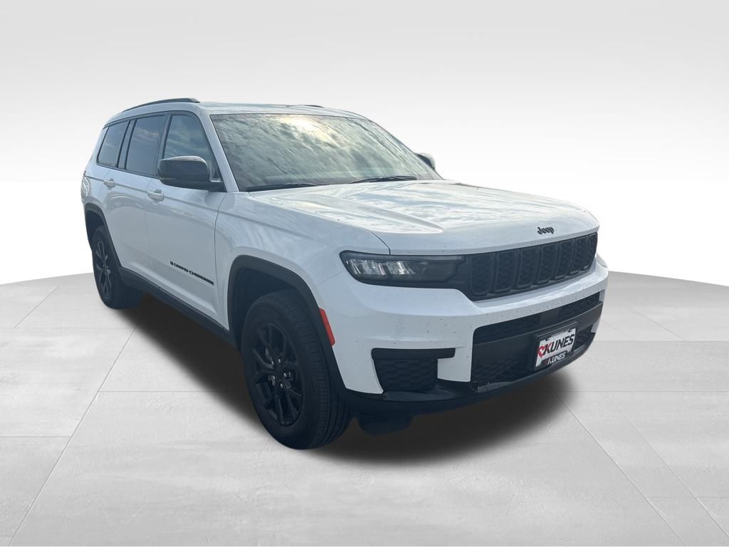 2024 Jeep Grand Cherokee Altitude photo 2