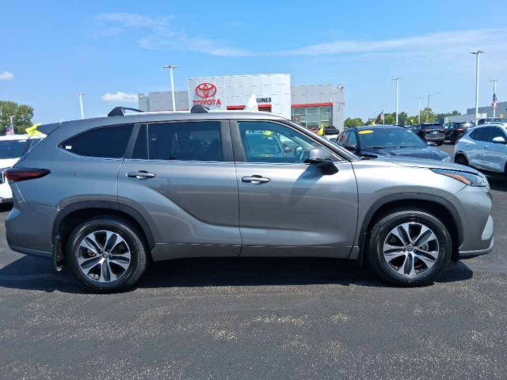 Used 2025 Toyota Highlander XLE SUV