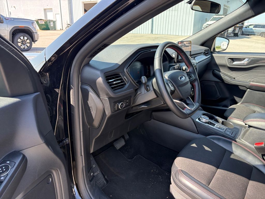 2025 Ford Escape ST-Line Select - Photo 18