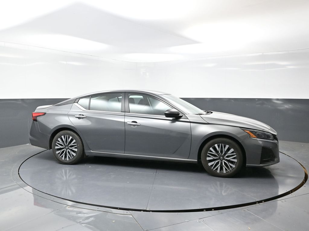 2024 Nissan Altima 2.5 SV photo 2