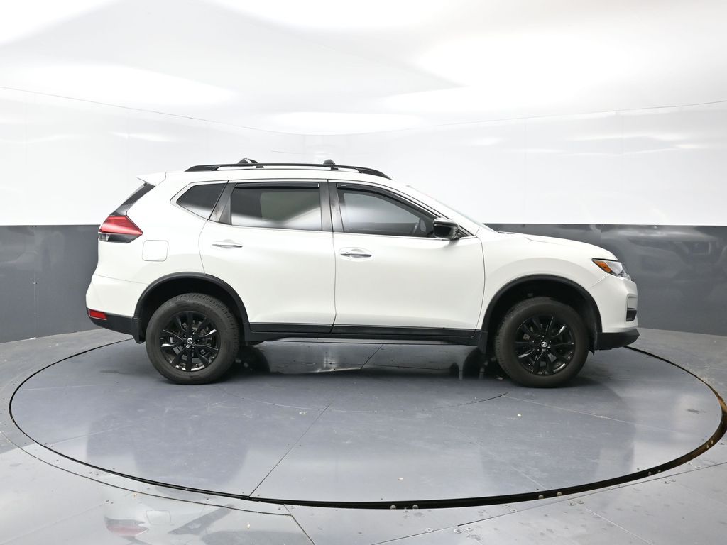 2017 Nissan Rogue SV photo 2