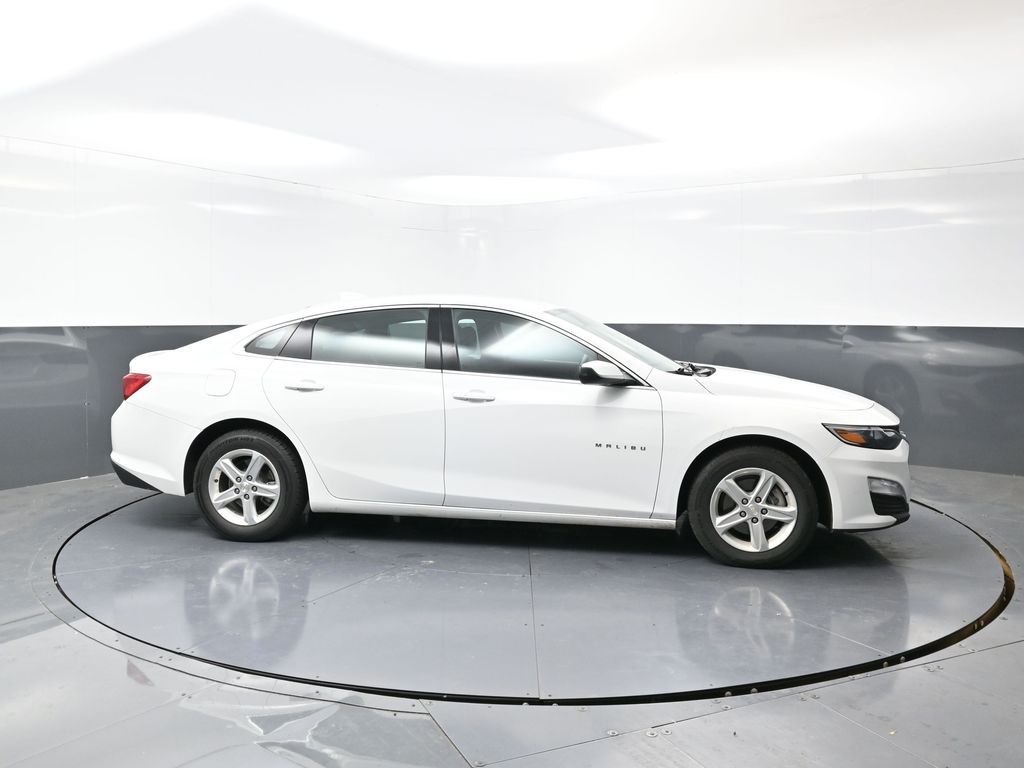 2023 Chevrolet Malibu 1LT photo 2