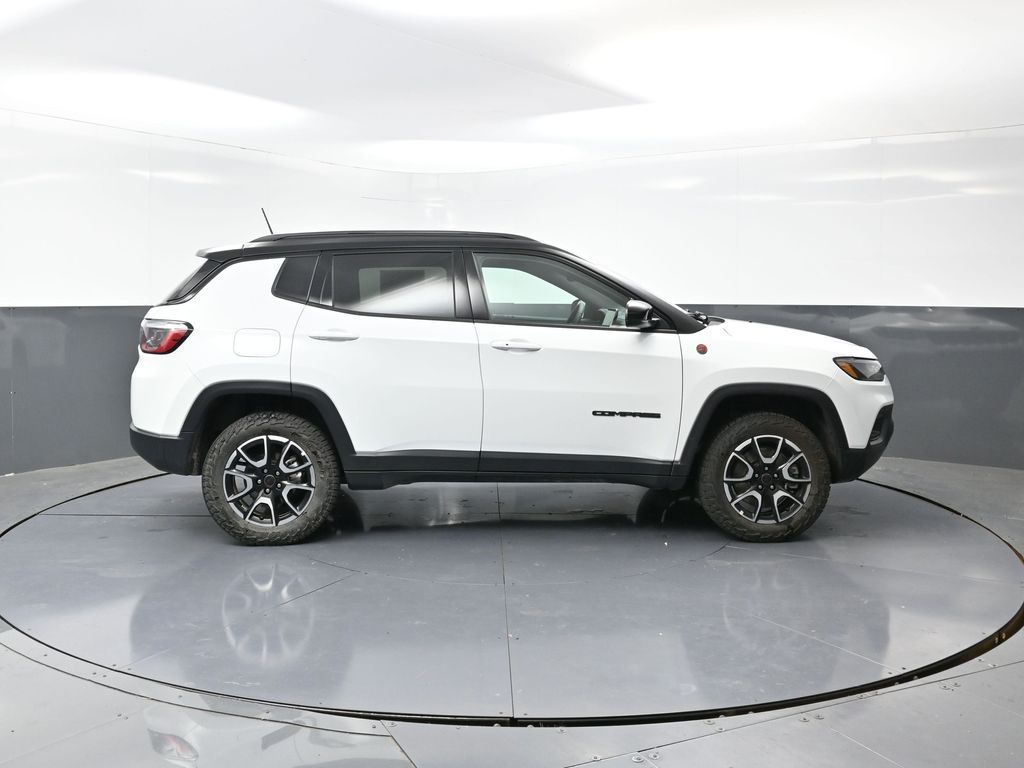 2025 Jeep Compass Trailhawk photo 2