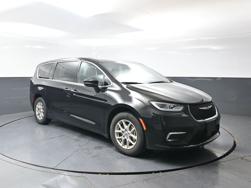 Used 2025 Chrysler Pacifica Select Van Passenger Van