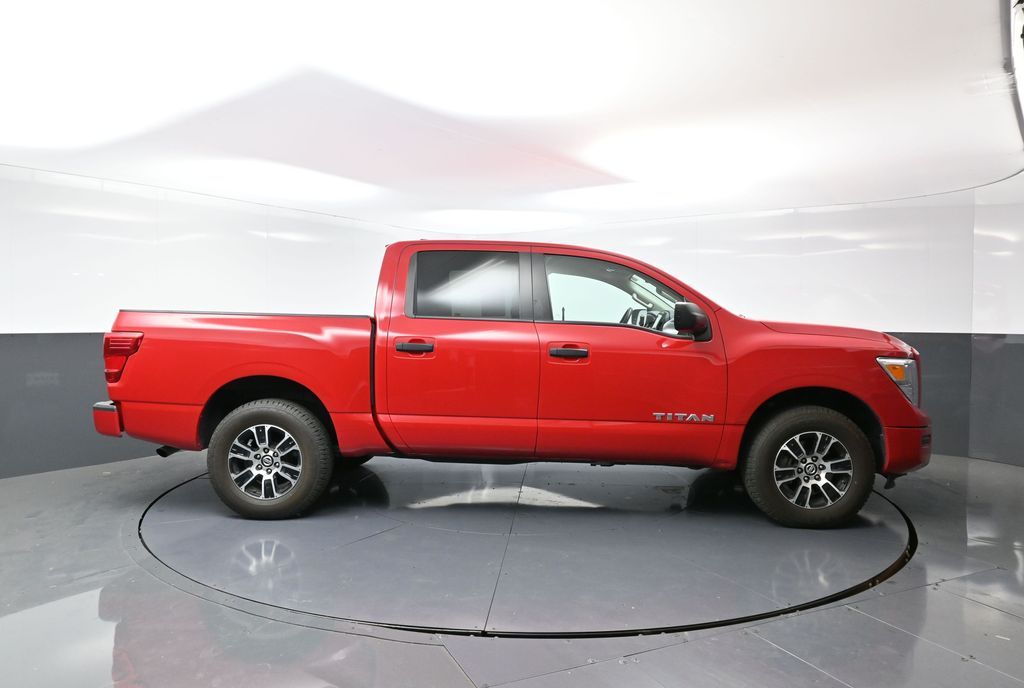 2022 Nissan Titan SV photo 2