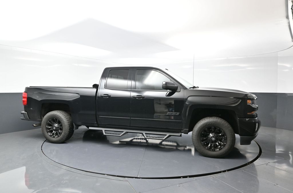 2017 Chevrolet Silverado 1500 LT2 photo 2