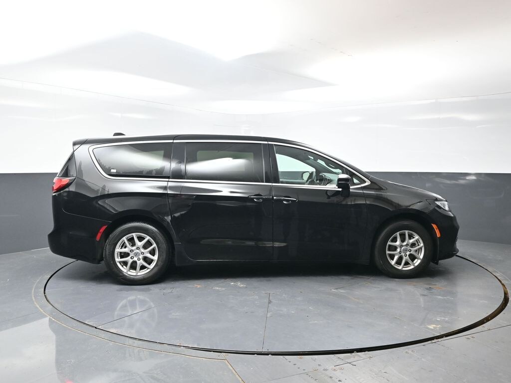 Used 2025 Chrysler Pacifica Select Van Passenger Van