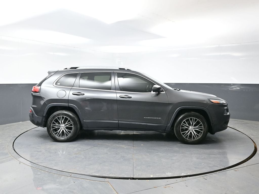 Used 2016 Jeep Cherokee Latitude FWD SUV