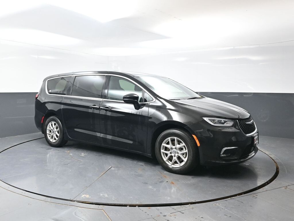 Used 2025 Chrysler Pacifica Select Van Passenger Van