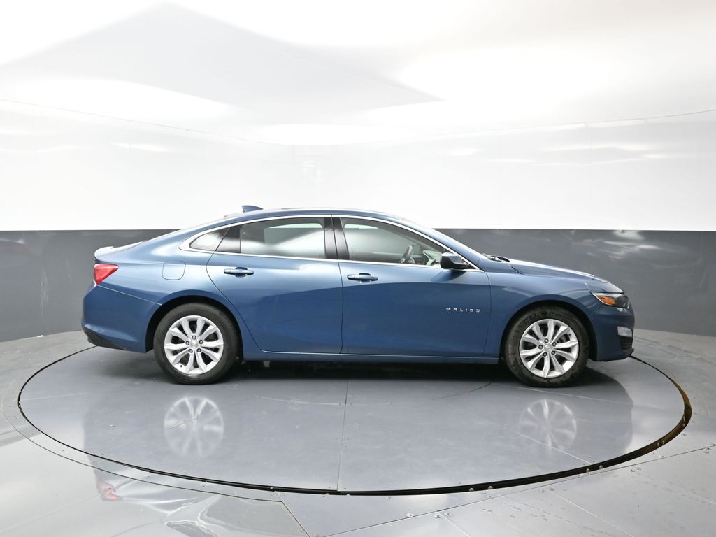 2024 Chevrolet Malibu 1LT photo 2