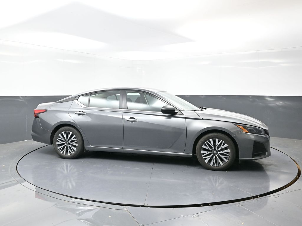 2024 Nissan Altima 2.5 SV photo 2