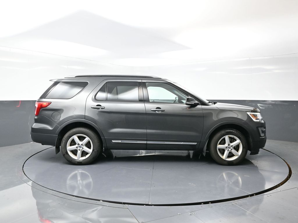 2017 Ford Explorer XLT photo 2