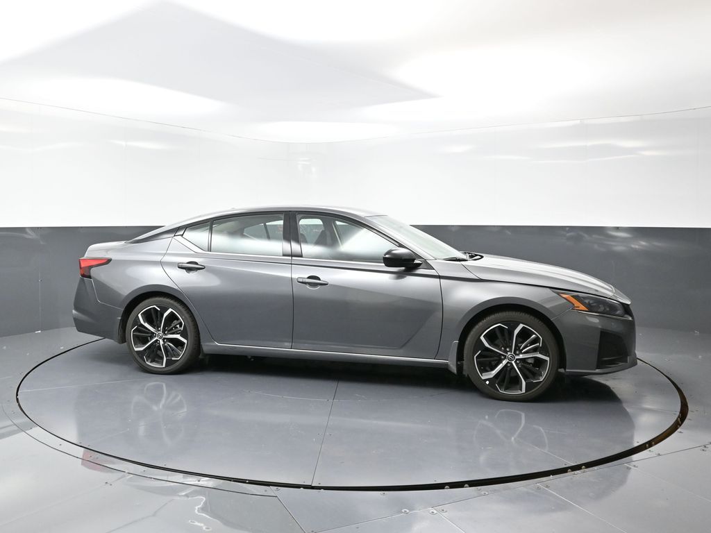 2024 Nissan Altima 2.5 SR photo 2