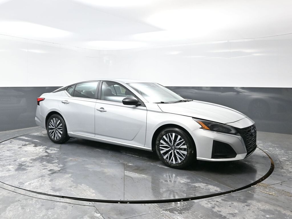 Used 2024 Nissan Altima 2.5 SV Sedan