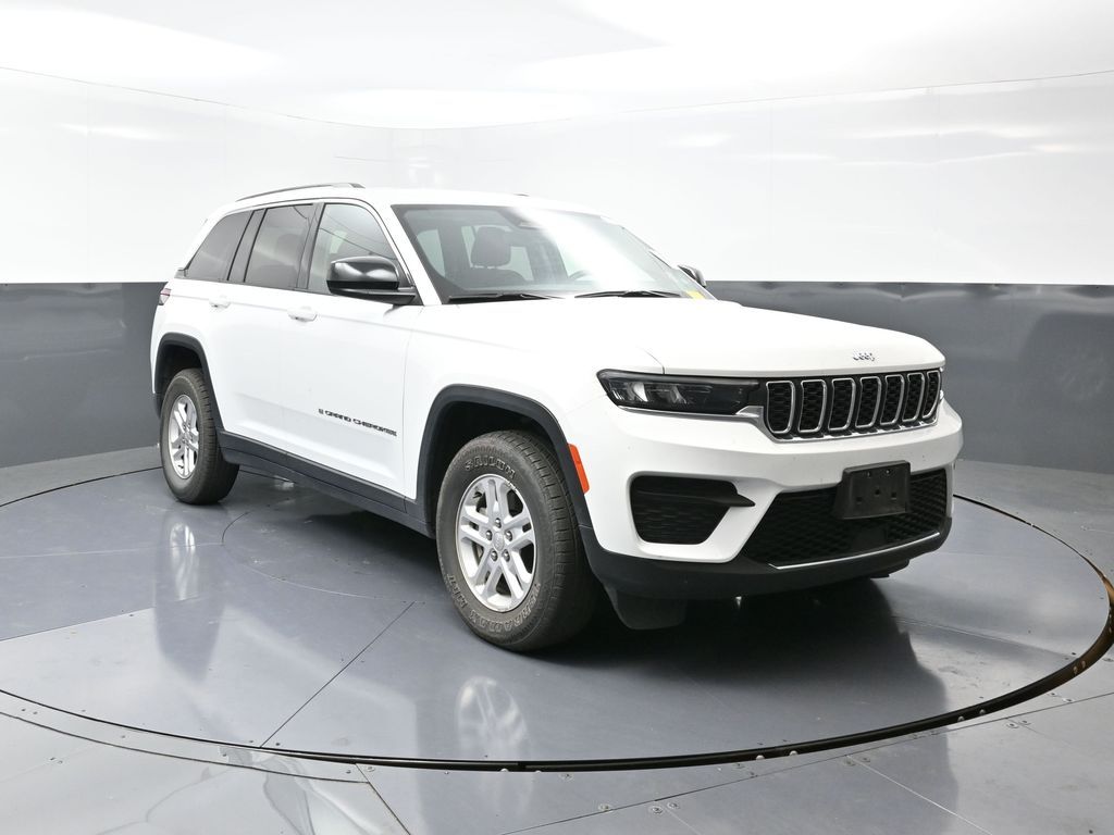 2023 Jeep Grand Cherokee Laredo photo 3