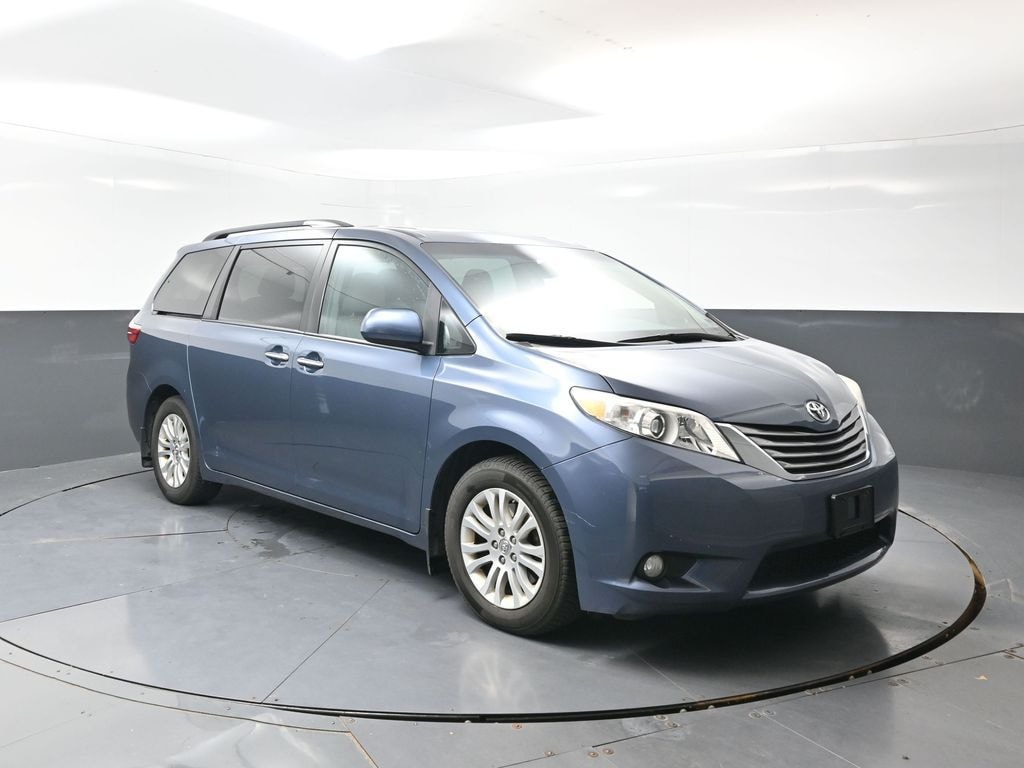 Used 2017 Toyota Sienna XLE 8 Passenger Van Passenger Van