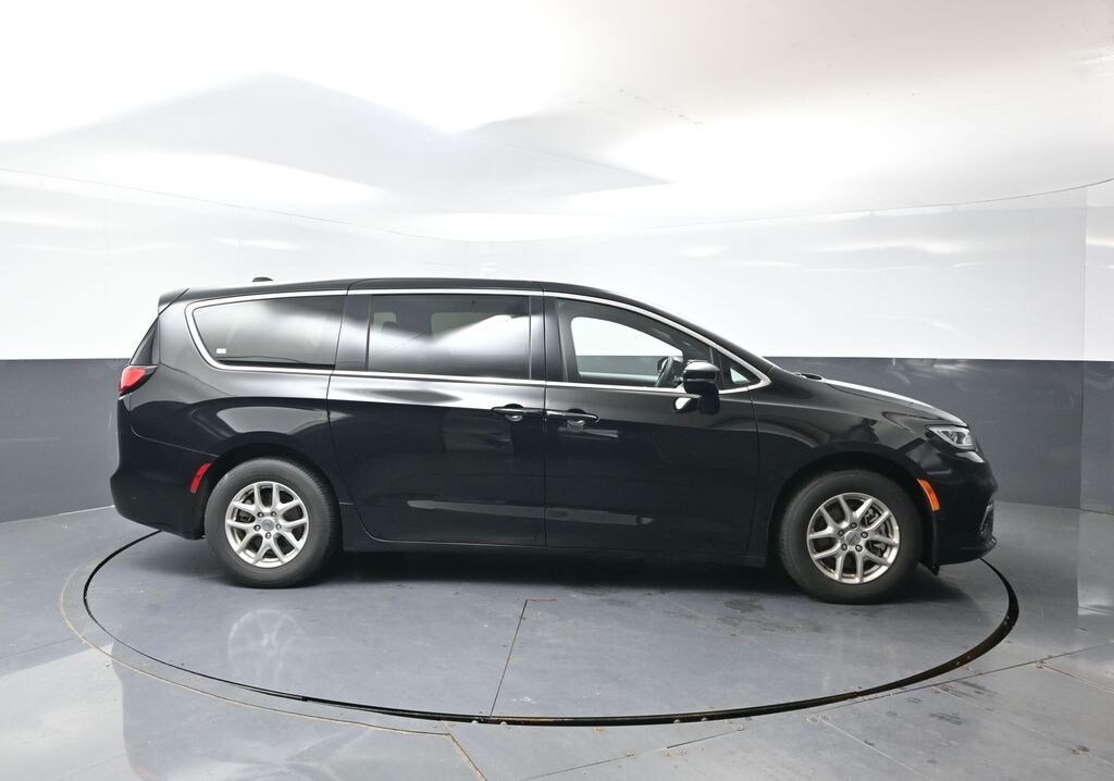 Used 2025 Chrysler Pacifica Select Van Passenger Van