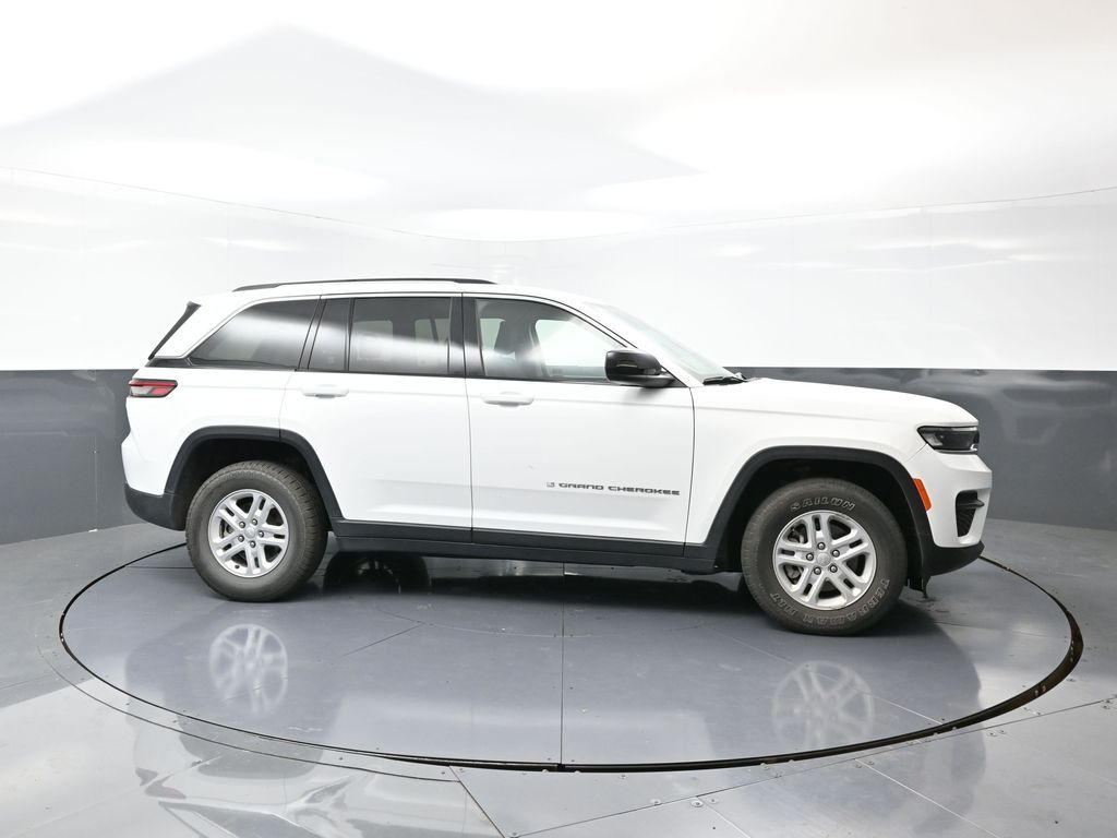 2023 Jeep Grand Cherokee Laredo photo 2
