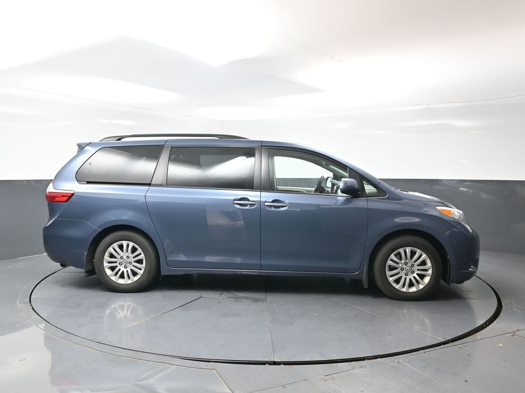 Used 2017 Toyota Sienna XLE 8 Passenger Van Passenger Van