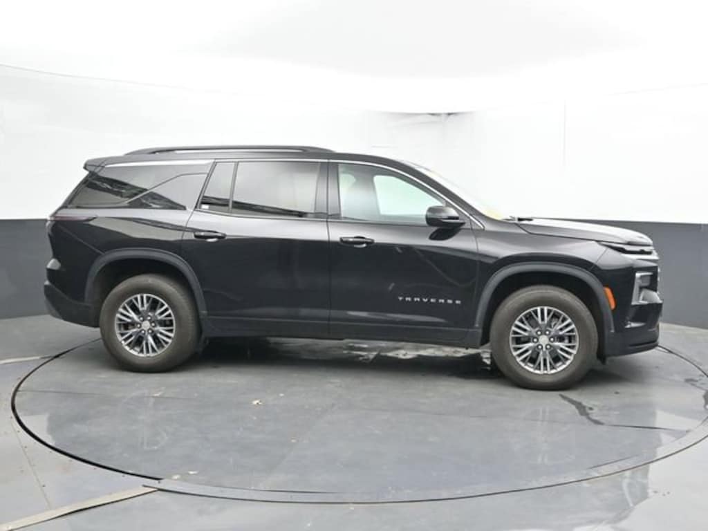 Used 2025 Chevrolet Traverse LT SUV
