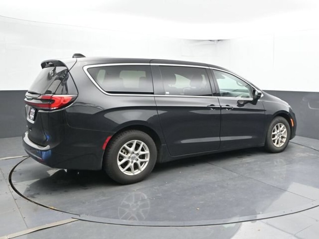 Used 2023 Chrysler Pacifica Touring L