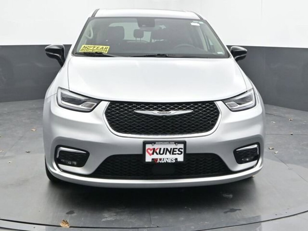 Used 2024 Chrysler Pacifica Touring L