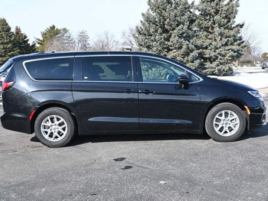 Used 2023 Chrysler Pacifica Touring L