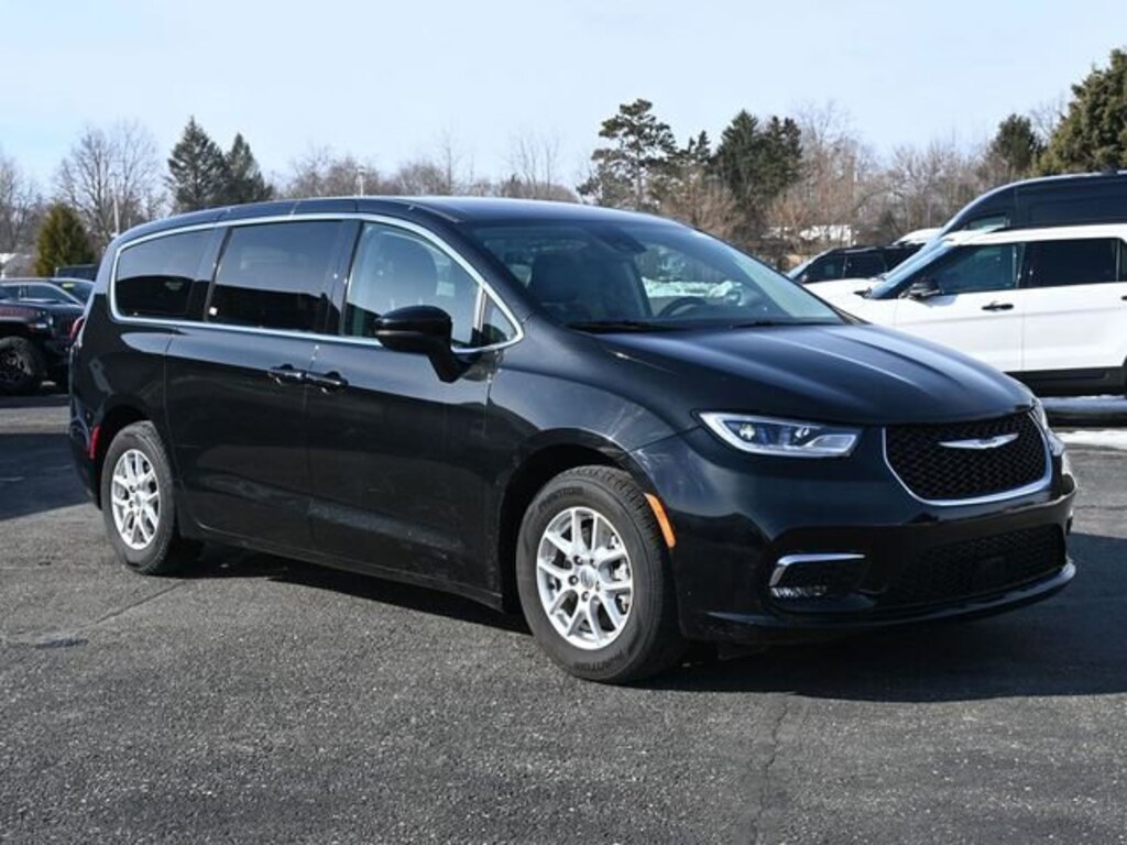 Used 2023 Chrysler Pacifica Touring L