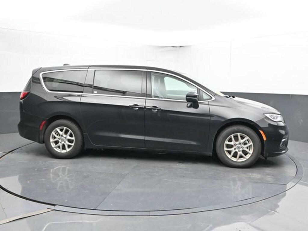 Used 2023 Chrysler Pacifica Touring L