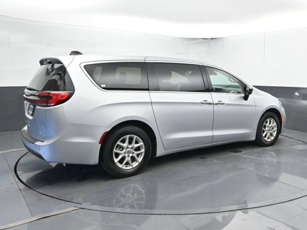 Used 2024 Chrysler Pacifica Touring L