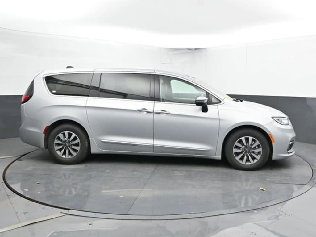 Used 2023 Chrysler Pacifica Hybrid Limited